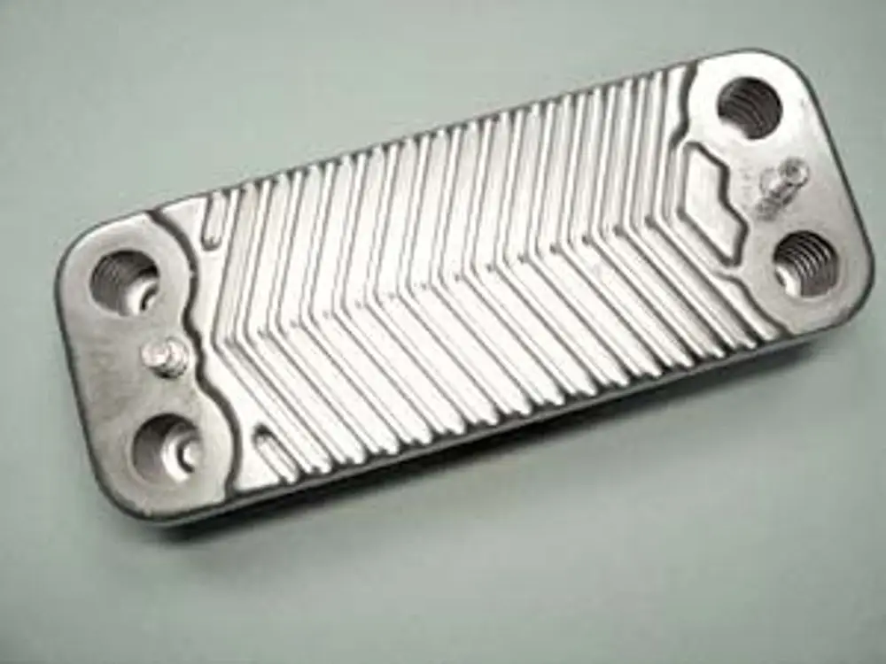 Wärmetauscher von Remeha, flaches, rechteckiges Metallteil mit Rillenstruktur und zwei Anschlussöffnungen. Geeignet für die Übertragung von Wärme.